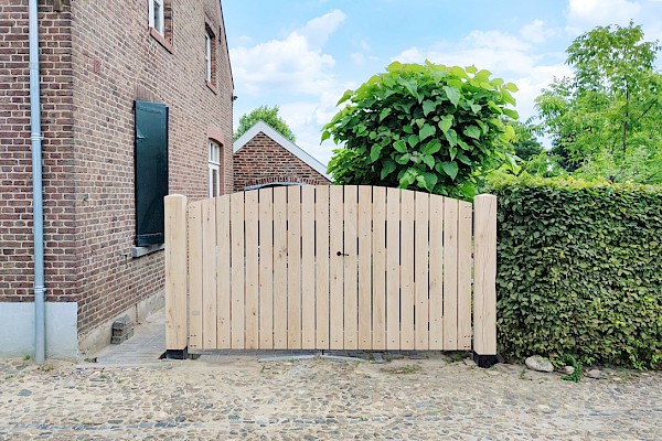 Prachtige dubbele houten tuinpoort model LP17 van Royal Fence in Thorn Limburg