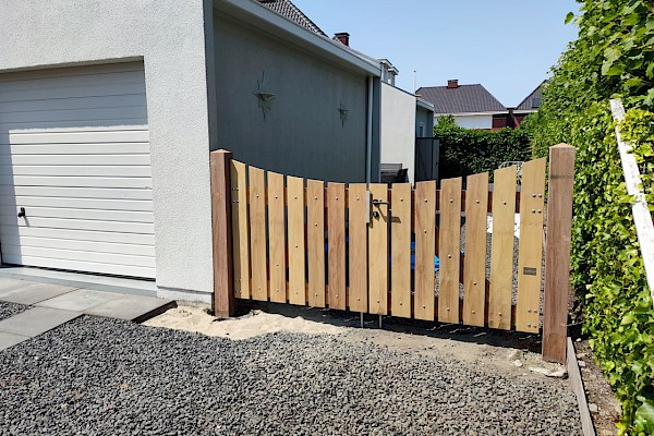 Hardhouten dubbele poort van Iroko hout en Azobé palen