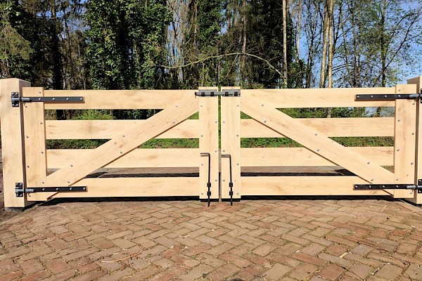 Grondpennen extra lang voor houten poorten en hekken Royal Fence