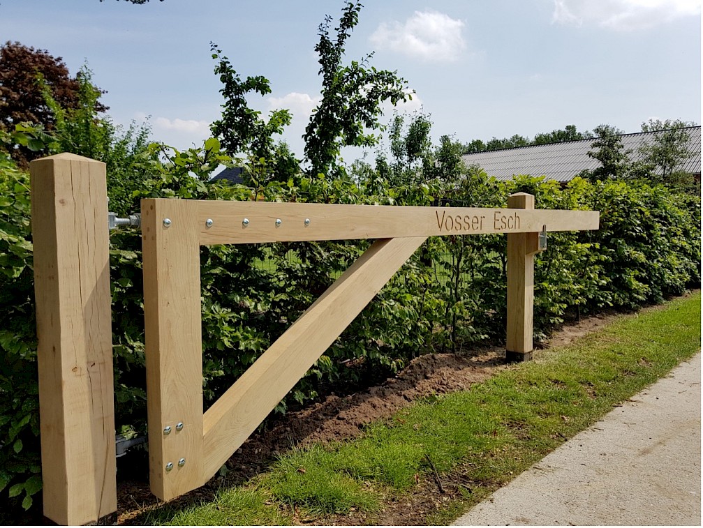 Namen in je houten poort laten frezen