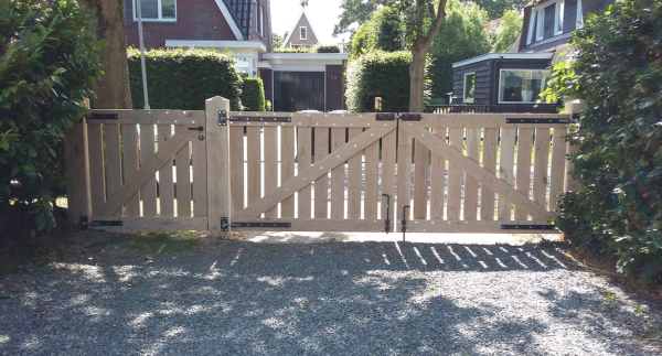 Dubbele houten poort