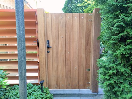 Voorbeeld 28: Hardhouten tuindeur elektronisch cijferslot - Royal | hekken en houten poorten