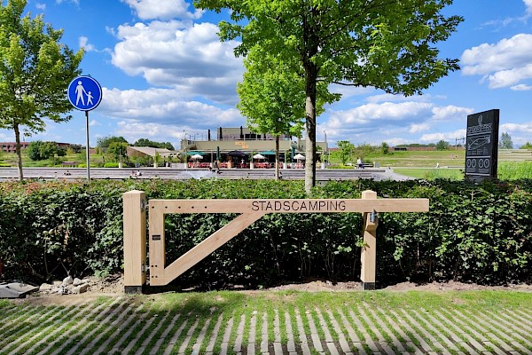 Houten draaiboom met eiken palen met gegraveerde naam Stadscamping Tilburg