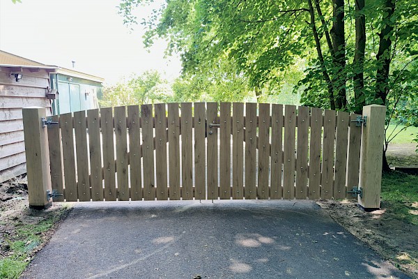 Geometrie Ongeschikt verzameling Houten poort kopen? | Beste prijs-kwaliteit | Bereken nu - Royal Fence |  houten hekken en houten poorten