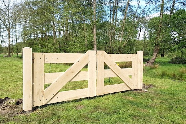 Eiken houten poort bij weiland