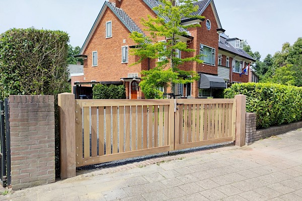 Luxe dubbele hardhouten poort in Aerdenhout Noord-Holland