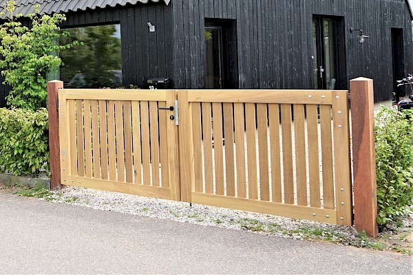 Prachtige dubble poort met spijlen van Iroko hout en Azobé houten palen