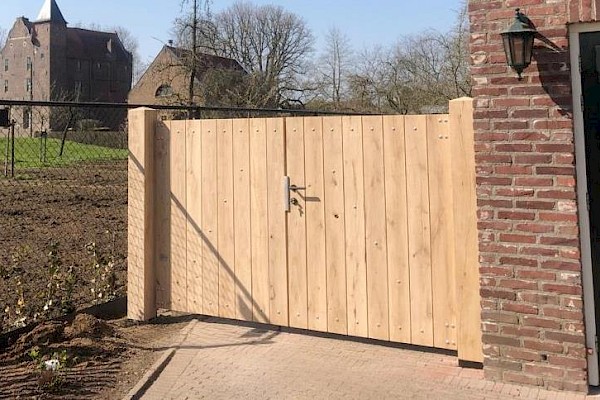 Postcode Veel stap in Houten poortdeur dicht model voor tuin of oprit model LPD20 | Bereken jouw  prijs bij Royal Fence - Royal Fence | houten hekken en houten poorten