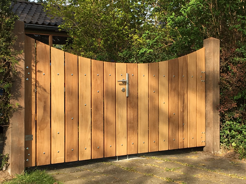 spel gebonden aankleden Blog tuinpoort van Iroko hout - Royal Fence | houten hekken en houten  poorten